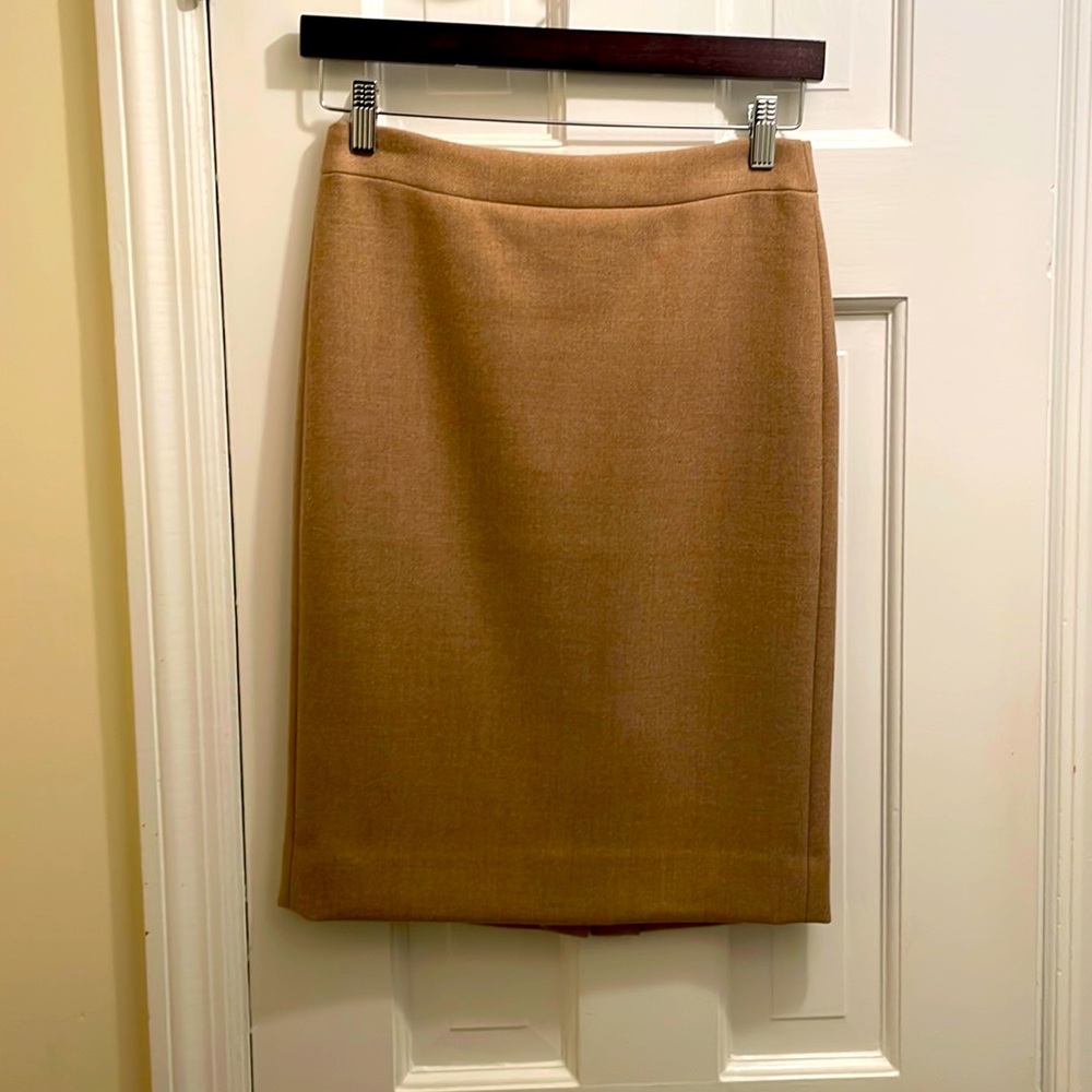 J Crew No 2 Pencil skirt. 100% Wool , lining is poly great quality / condition.